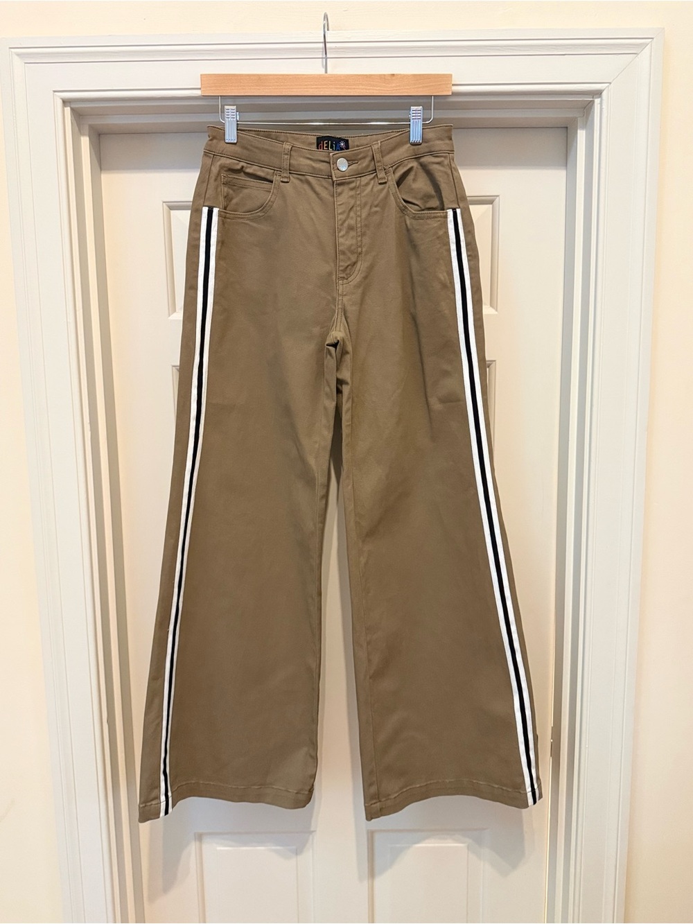 90s vintage, like new! dELiA*s Khaki Wide-Leg Pants - size small
